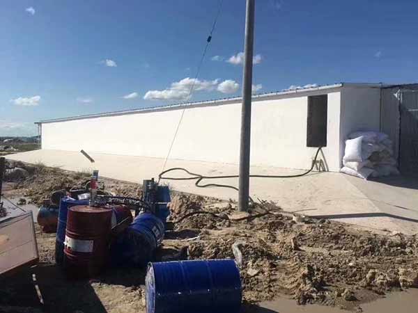 聚氨酯保溫噴涂材料即將迎來下一個發展高峰(圖1) 養殖場保溫聚氨酯材料噴涂